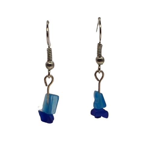 Oorbellen met kleine blauwe glasblokjes