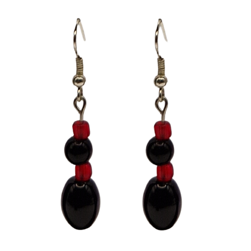 Oorbellen met rode en zwarte parels