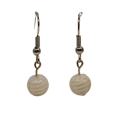 Oorbellen met witte parel met strepen