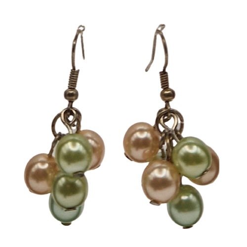Oorbellen met groene en lichtroze parels