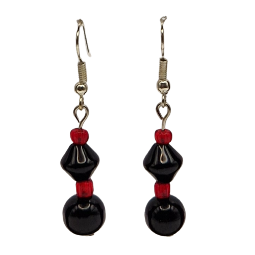 Oorbellen met rode en zwarte parels