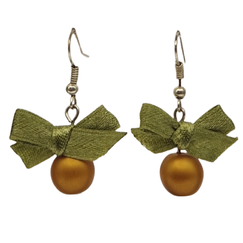 Okerkleurige oorbellen met groene strikjes