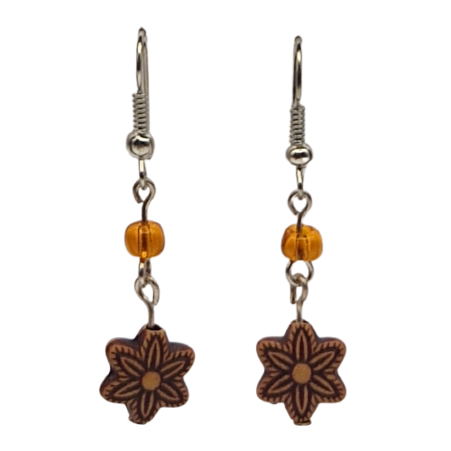 Oorbellen met oranje kraaltje en houten kraal - vlinder