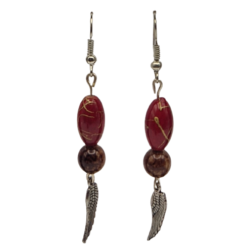 Oorbellen met rood/roze en bruine parel, bedel - vleugel