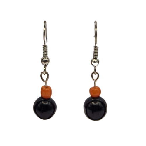 Oorbellen met zwarte parel en oranje kraaltje