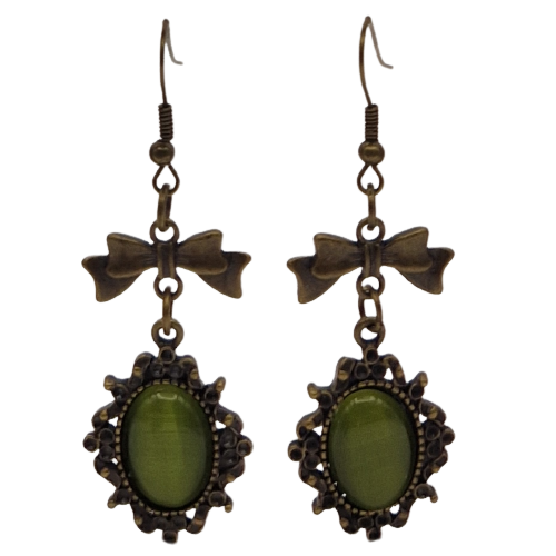 Bronskleurige oorbellen met groen glaasje