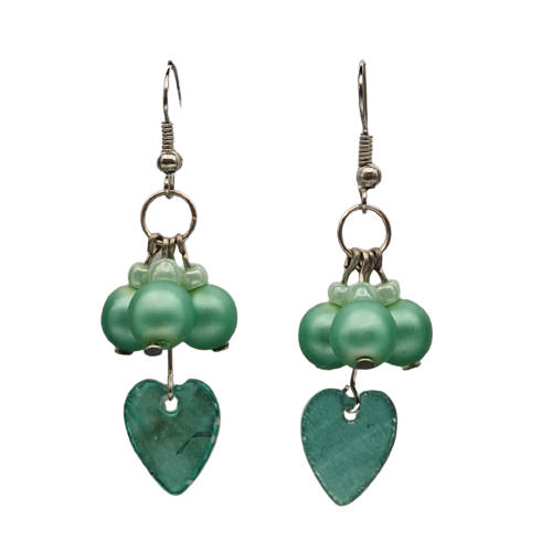 Oorbellen met groene parels en hartvormig schelpje