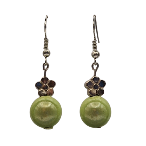 Oorbellen met groene parel en zilverkleurige bedel - bloem