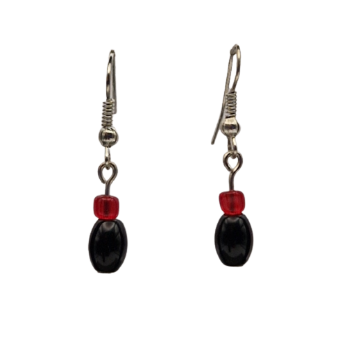 Oorbellen met zwarte parel en rood kraaltje