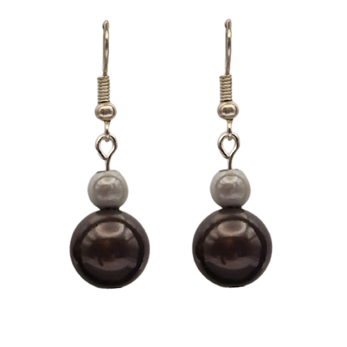 Oorbellen met zwarte en witte parel