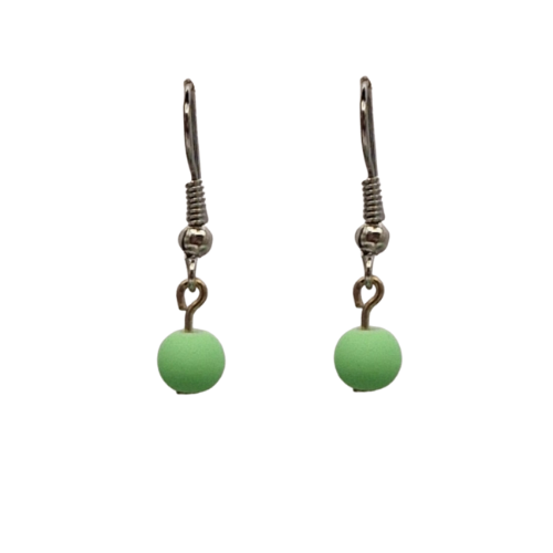 Oorbellen met kleine groene parel
