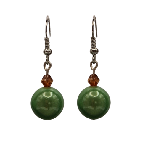 Oorbellen met groene parel en bruin kraaltje