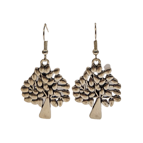 Zilverkleurige oorbellen, bomen