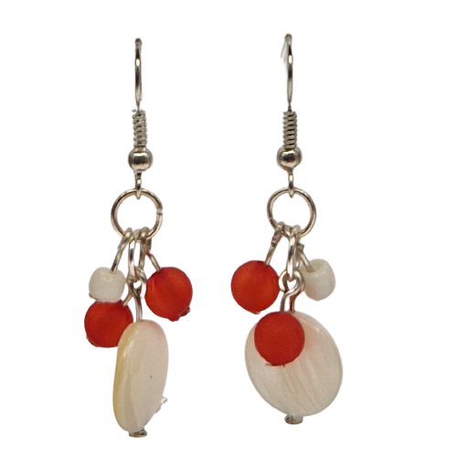 Oorbellen met kleine rode en witte pareltjes