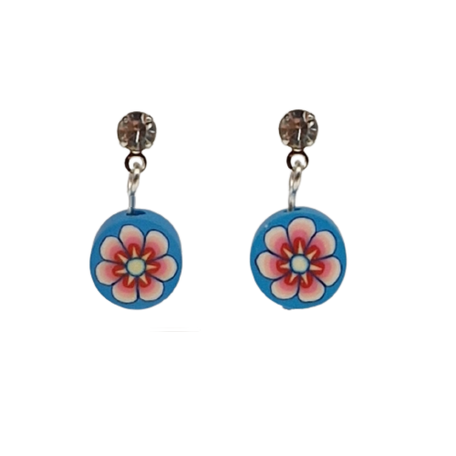 Oorbellen met roze bloemen en blauwe achtergrond in fimo