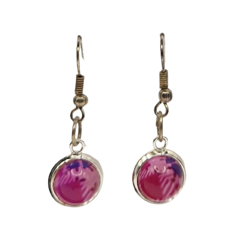 Oorbellen met roze afbeelding in druppelglaasje