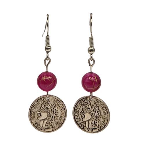 Oorbellen met kleine donkerroze parel en bedeltje