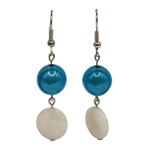 Oorbellen met blauwe parel en witte schelpparel