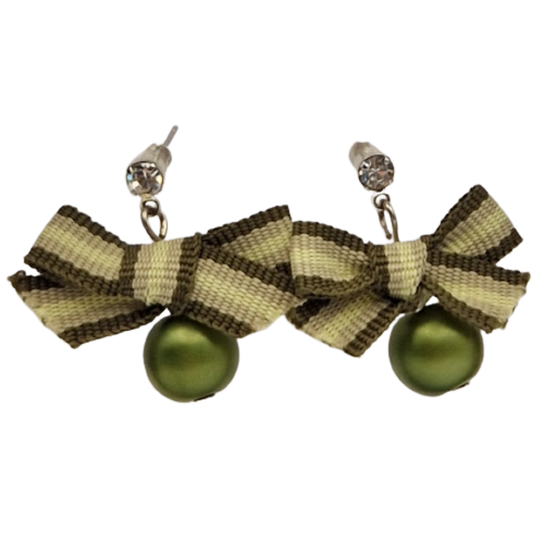 Groene oorbellen met groene strikjes