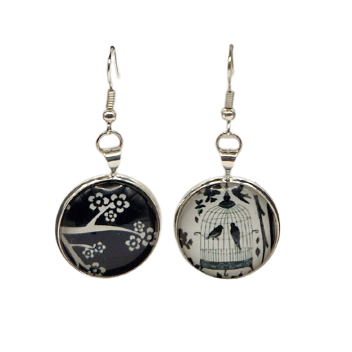 Ronde oorbellen met glaasje, tak en vogel in vogelkooi