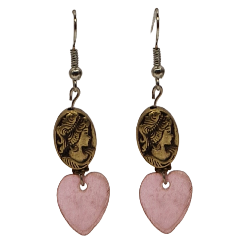 Oorbellen met roze schelphartje en bronskleurig bedeltje