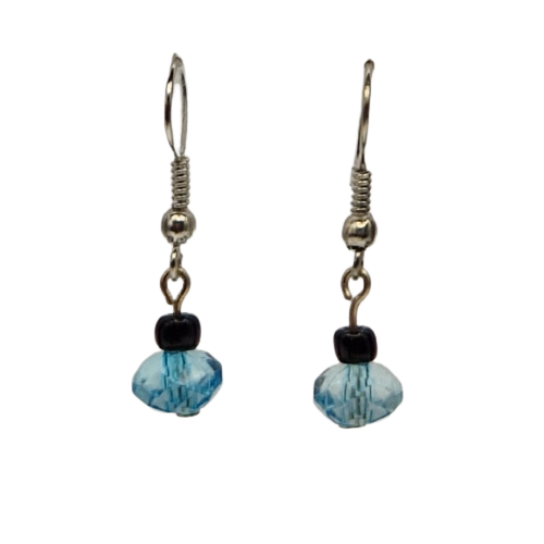 Oorbellen met blauwe parel en zwart kraaltje