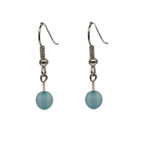 Oorbellen met kleine blauwe parel