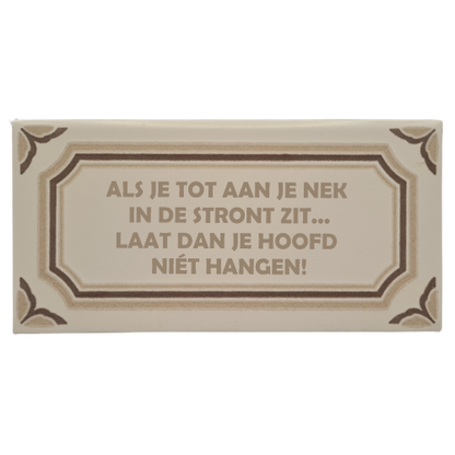 Decoratie tegel - quote - Als je tot aan je nek in de stront zit...laat dan je hoofd niét hangen!