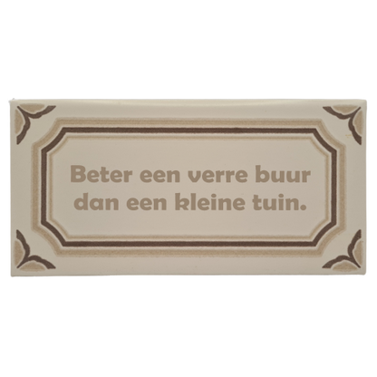 Decoratie tegel - quote - Beter een verre buur dan een kleine tuin.