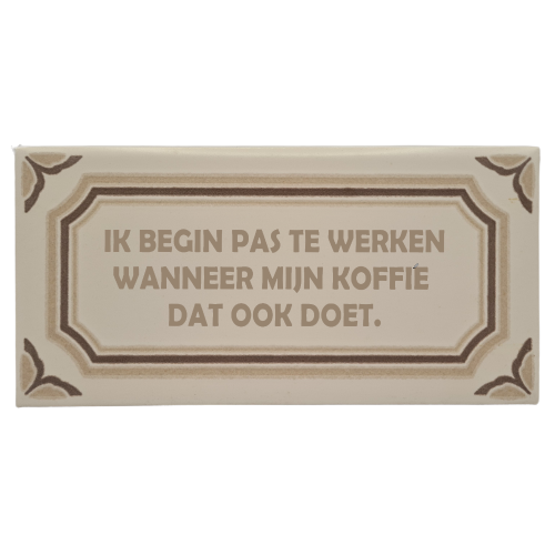 Decoratie tegel - quote - Ik begin pas te werken wanneer mijn koffie dat ook doet.